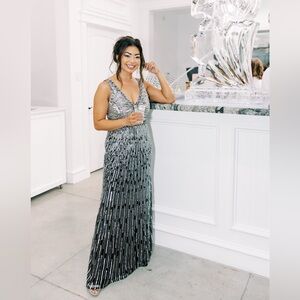 Size 4 Mac Duggal SEQUIN EMBELLISHED ELEGANT SLEEVELESS EVENING GOWN